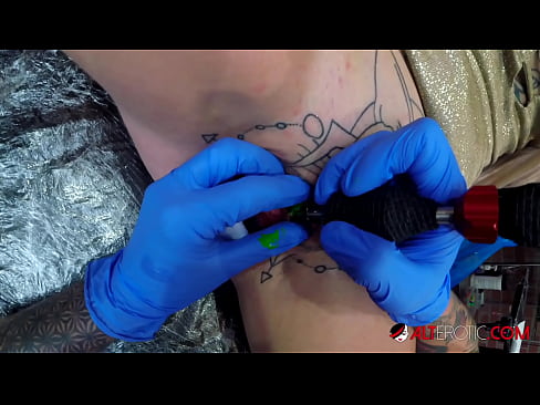 ❤️ Extreem getatoeëerde hottie Sully Savage kreeg een tatoeage op haar clitoris ️ Quality porn at nl.analytik24.ru ❤